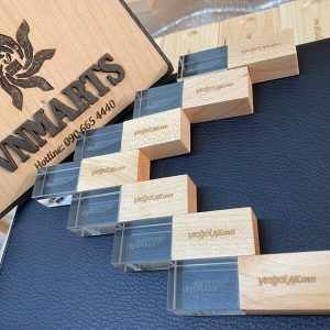 Quà tặng USB pha lê nắp gỗ tại VNMARTS