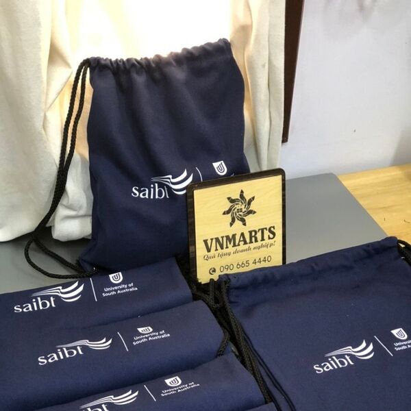 Vali hoặc túi tote thời trang là món quà tặng nhân viên xuất sắc thích đi du lịch