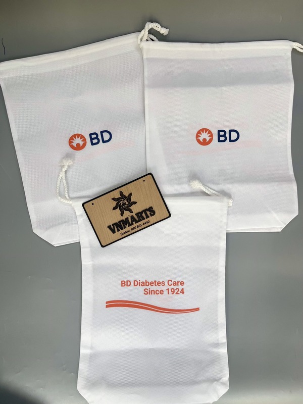 Vali hoặc túi tote thời trang là món quà tặng nhân viên xuất sắc thích đi du lịch