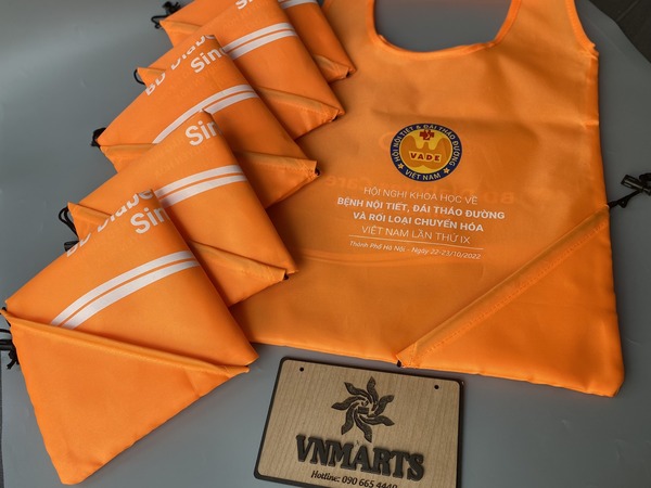 Vali hoặc túi tote thời trang là món quà tặng nhân viên xuất sắc thích đi du lịch