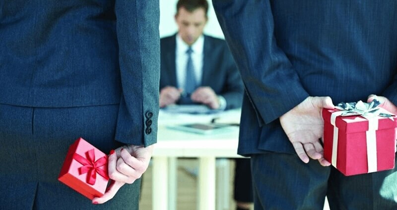 Vì sao nên gửi lời nhắc khi tặng quà cho sếp?
