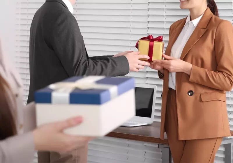 Cách nói khi biếu quà cho sếp trang trọng, lịch thiệp