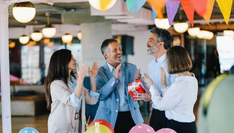 Cách nói khi biếu quà cho sếp các dịp đặc biệt