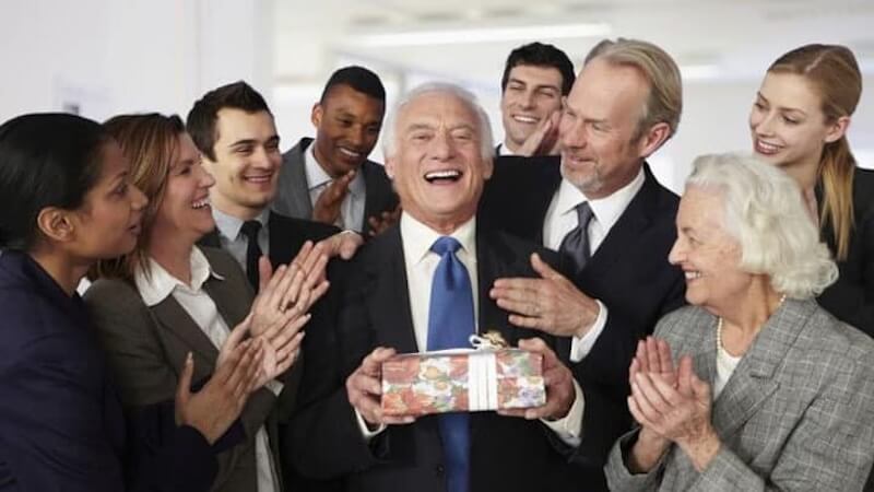 Cách nói khi biếu quà cho sếp ấn tượng, khéo léo