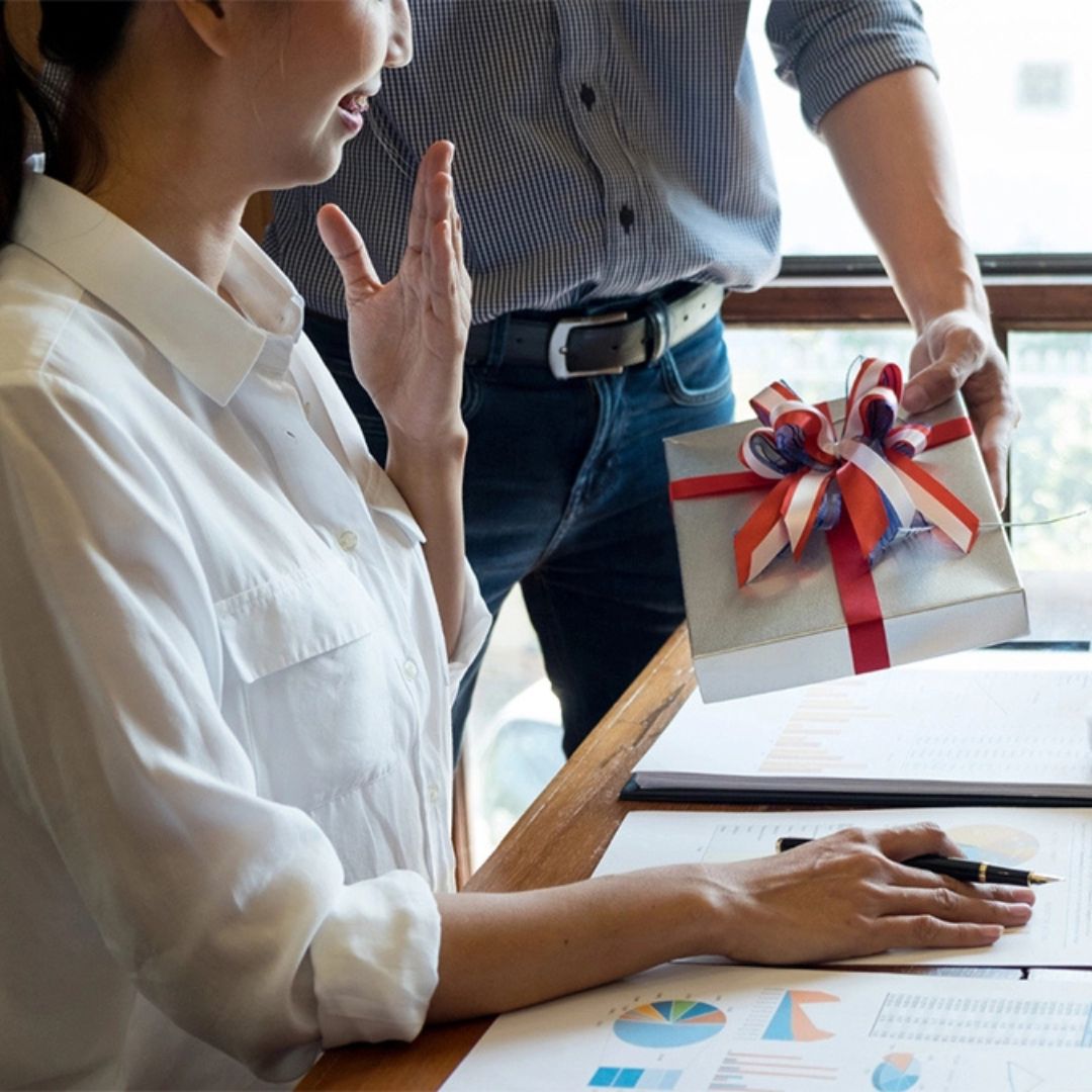 03 Lưu Ý Khi Tặng Quà Đối Tác Tránh Mất Lòng