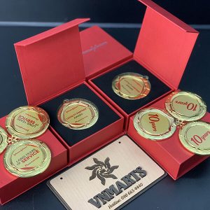 Kỷ niệm chương, huy hiệu làm quà tặng cán bộ công an