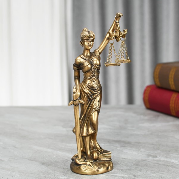 Nữ thần công lý mạ vàng